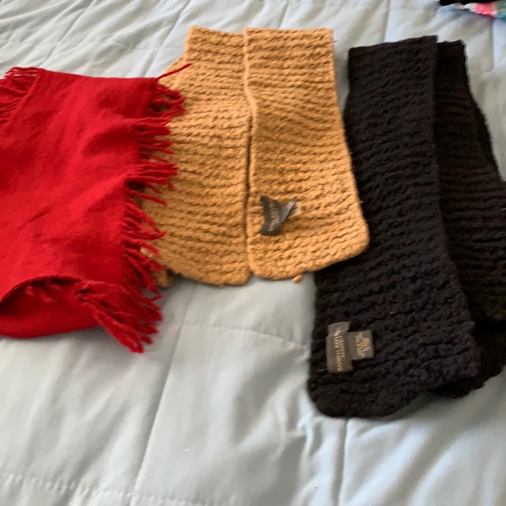 Banana Rep scarves knitted tan/black. Fringe red